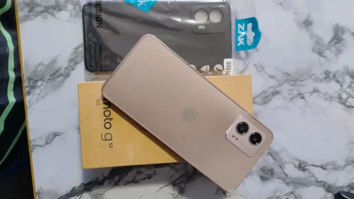 Moto G53 com caixa leia.