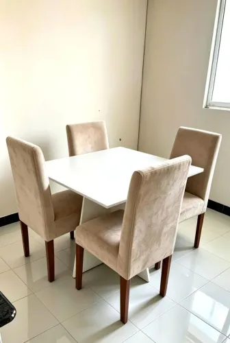 Mesa de jantar com 4 cadeiras /Peça já 