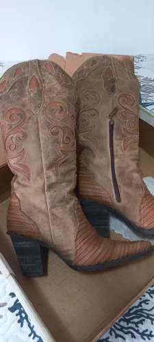 Bota feminina Tucson, cano alto, bordada