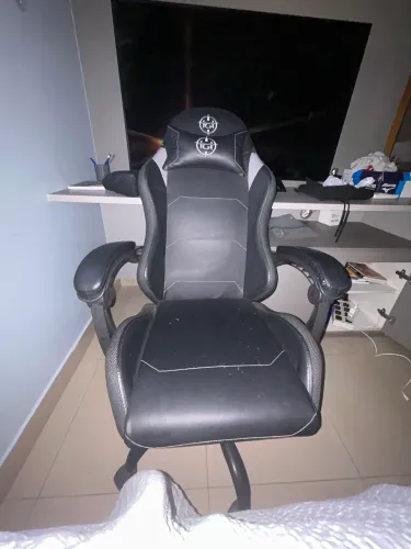 Cadeira gamer, boa pra estudar e jogar confortávelmente, com travesseiro no pescoço e led