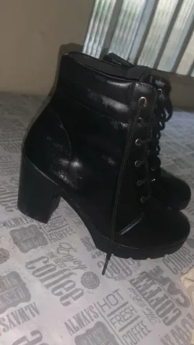 Vendo bota número 36 está em estado bom