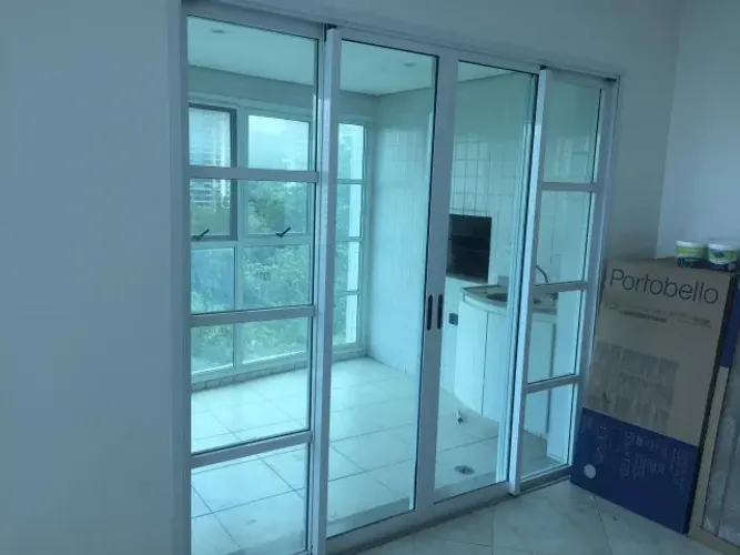 Porta de alumínio com vidros, alt 2,25m x comp.2,25m, c/ 2 fixas de 0,58m e 2 portas 0,58m