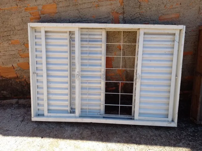 VENEZIANAS DE FERRO COM GRADE