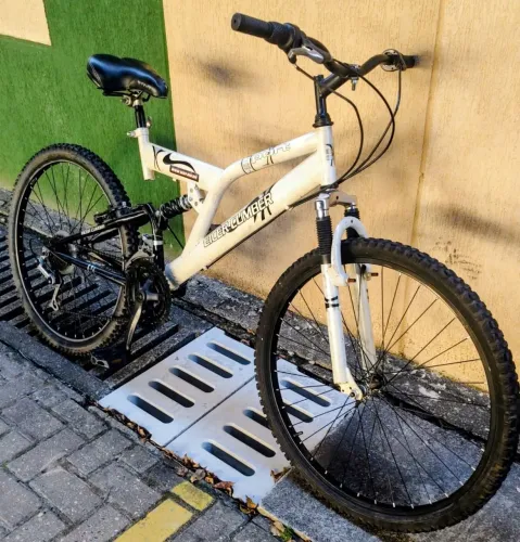 Bicicleta aro 26 com marchas pneus novos