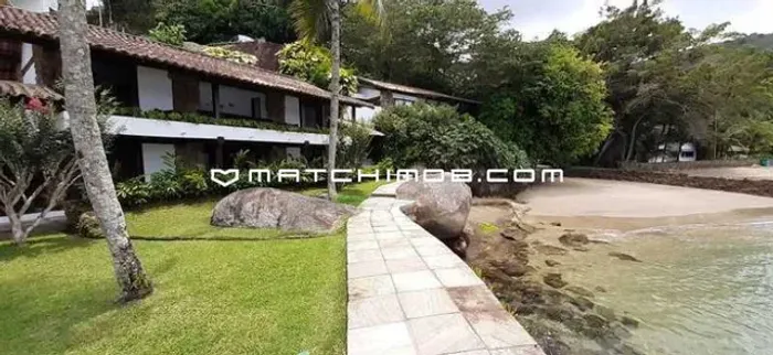 Na costeira do Condominio Portogalo com praia.