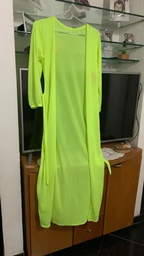 Saída de praia linda e nova com etiqueta