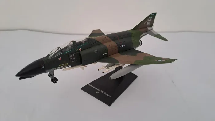 ** MT Avião de Caça Jato de Combate McDonnell Douglas F-4D Phantom II esc. 1:72