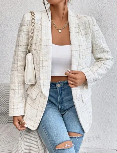 Blazer branco com detalhe quadriculado dourado