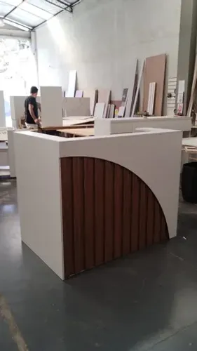 Balcão de recepção em U Modelo meia Lua ripado 