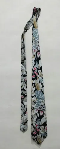 Gravata Vintage em Seda Pura 100 % - GRIFE "Maria Callas" - Lindíssima  Estampa Floral 