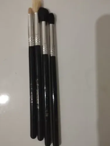 4 pincéis de maquiagem usados