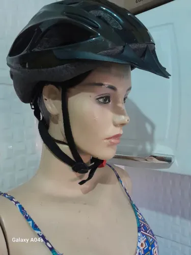 Capacete de ciclista e joelheiras .