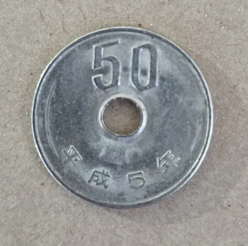 Moeda Japonesa de 50 Ienes - Com furo central