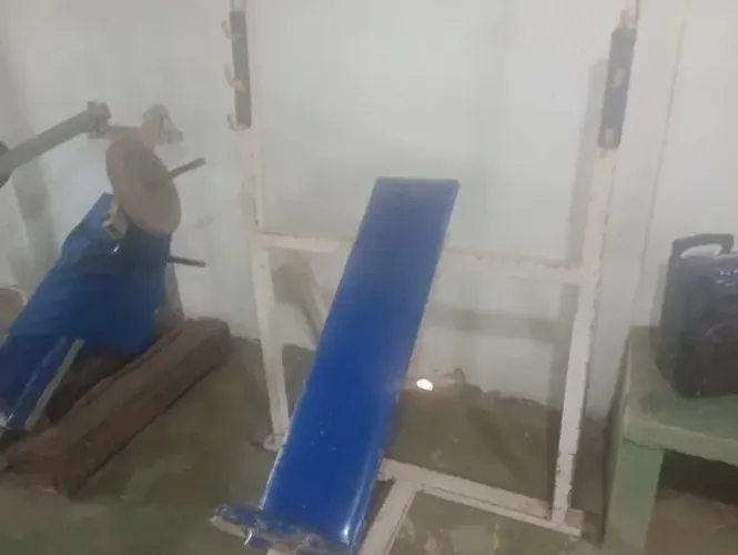 supino inclinado musculação aparelho