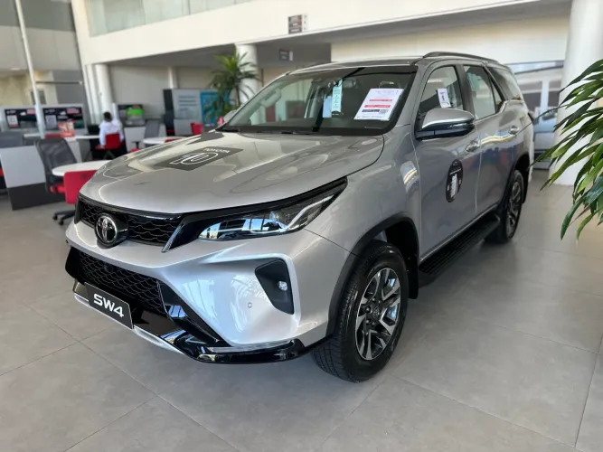 Toyota Hilux SW4 SRX Plat. 4X4 2.8 TB Die. Aut. 2025