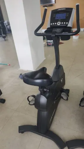 1 Bicicletas Ergométricas + 1 Aparelho Elíptico Life Fitness - Bom Estado e Pouco Uso 