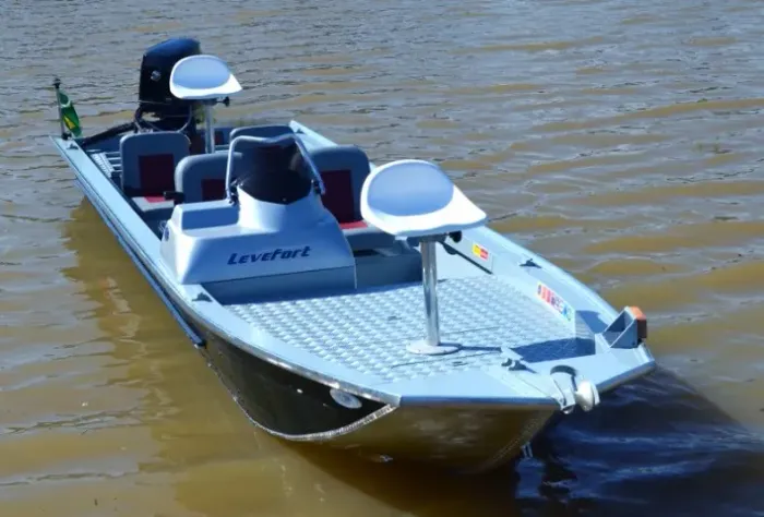 Barco Levefort com motor de 50hp