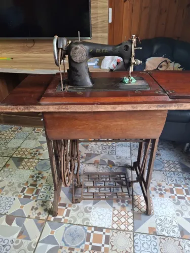 Máquina de costura antiga alfa