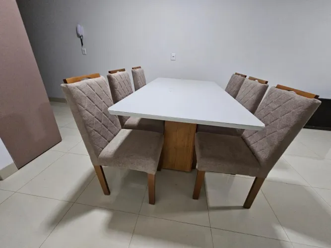 Mesa de jantar oito de madeira
