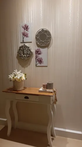 Mesinha aparador em madeira maciça 