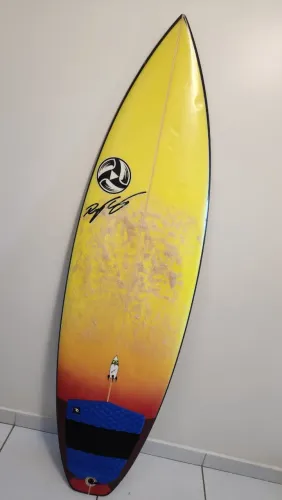 Prancha de Surf Ruy Camargo 5,11 (semi nova, com capas, quilha)