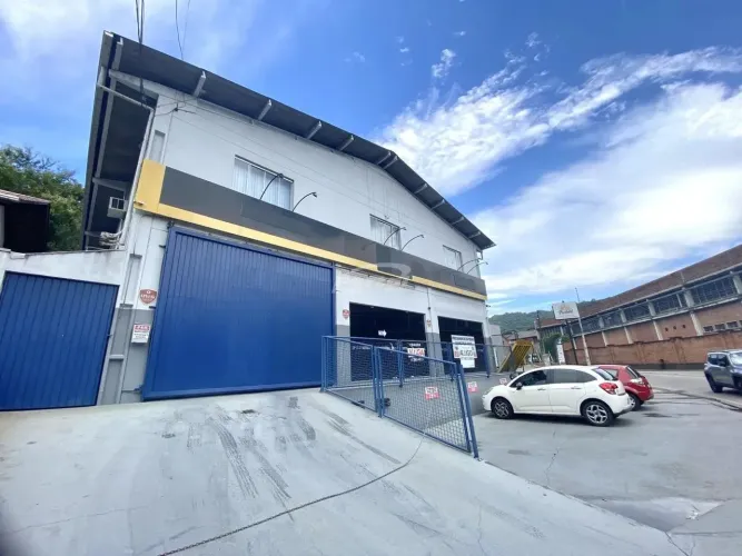 Com 450m², divididos em 2 pavimentos de 225m², O piso superior está atualmente configurado