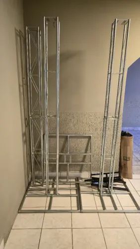 Alugo suporte tubular pra tvs em eventos 