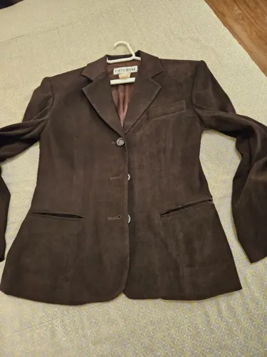 Blazer com vestido decote redondo sem manga, de tecido camurçado, tamanho P, cor marrom.