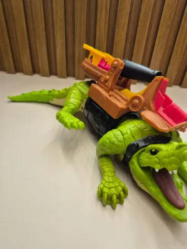 Crocodilo com Canhão de Brinquedo