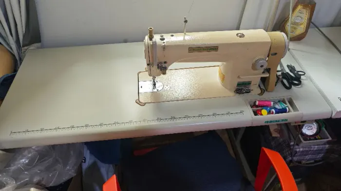 Máquina de Costura Reta Industrial Primeiralinha Bivolt em ótimo estado, pouco usada