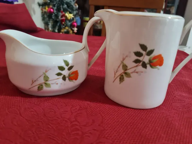 cremeira e leiteira de porcelana com flores