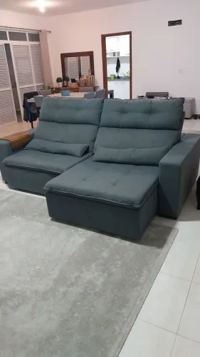 Sofá reclinável e retrátil.