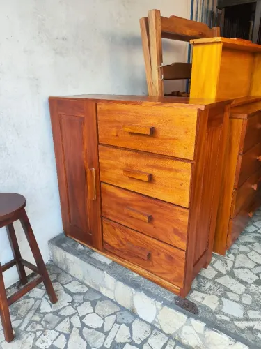Cômoda feita de madeira maciça
