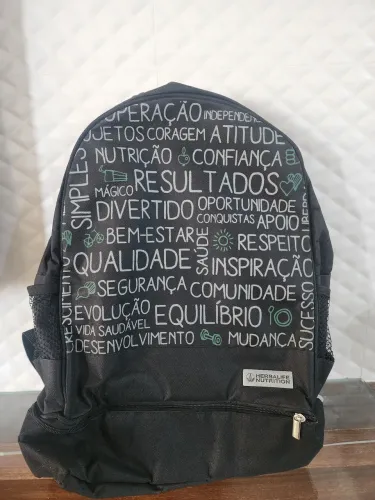 Mochila com compartimento térmico na base