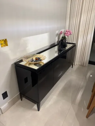 Aparador Preto com Espelho e Design Moderno