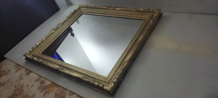 Espelho com moldura dourada madeira 83x73