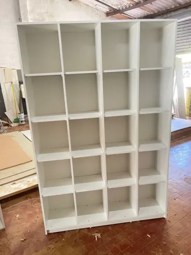 Estante branca de 20 nichos