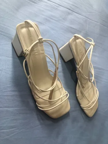 Sandália branca com tiras
