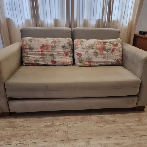 Sofá cama 2 lugares espuma resistente com almofadas bege