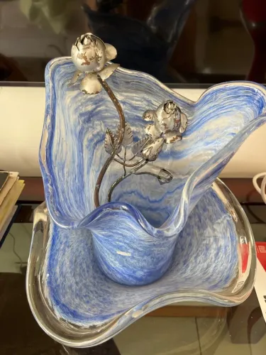 Vaso decorativo de vidro azul com detalhes em metal