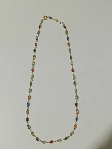 Gargantilha de ouro com pedras.