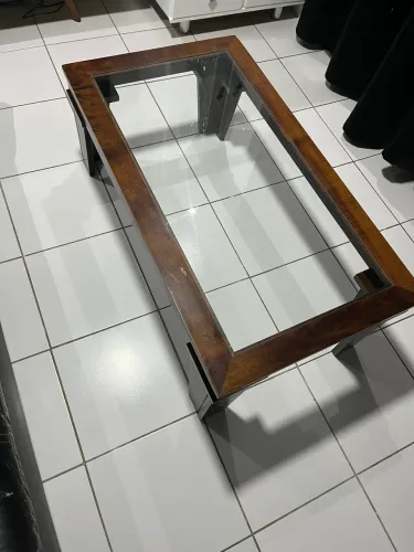 Mesa de centro de madeira com tampo de vidro