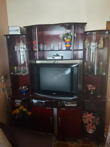 Estante para TV com prateleiras e portas de vidro