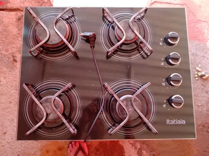 Fogão Cooktop 4 bocas Itatiaia essencial com mesa de vidro temperado bivolt preto