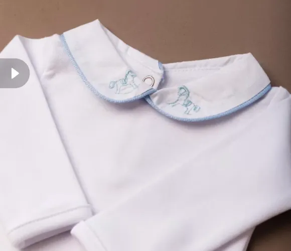 Saída maternidade branca menino , body calça touca e luvinha .