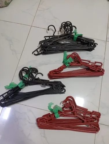 Cabides de plástico para roupas - Kit com 10 unidades