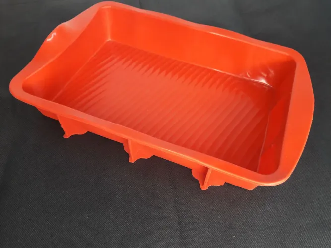 Forma de Silicone para Bolo Retangular Vermelha - 28cm × 17cm
