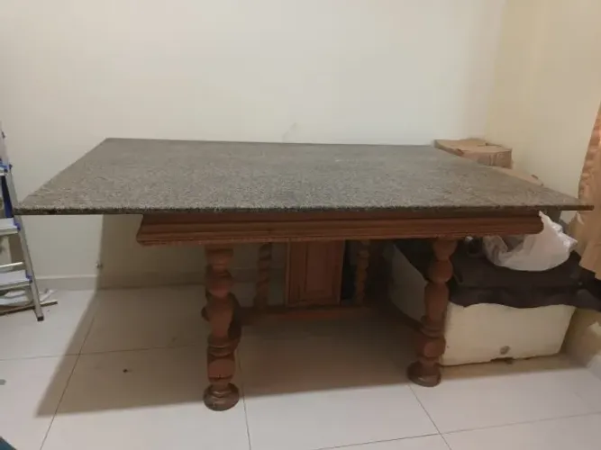 Mesa de granito com pés de madeira maciça talhada 