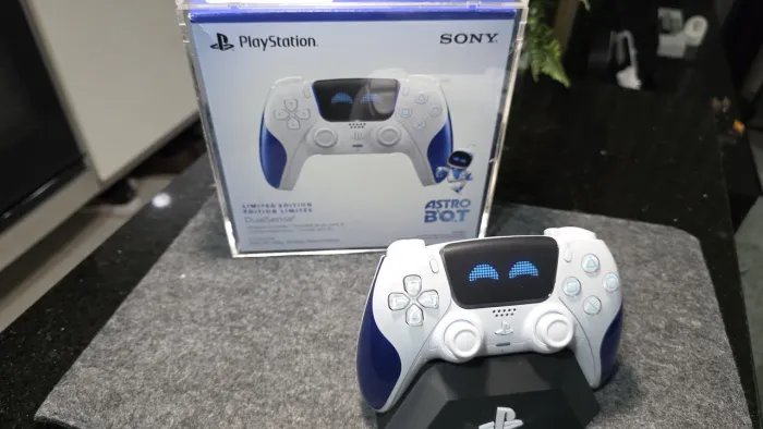 Controle DualSense PS5 Astro Bot Limited Edition + Suporte + Case Acrílico (Seminovo)