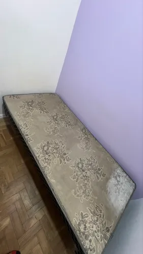 Cama box solteiro c/ colchão, firme. Com marcas de uso. Sem forro embaixo.